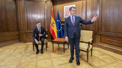 El presidente del Gobierno, Pedro Sánchez (i), y el líder del PP, Alberto Núñez Feijóo (d), durante una reunión, en el Congreso de los Diputados, a 22 de diciembre de 2023.