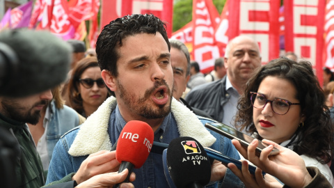 El secretario organización PSOE, Darío Villagrasa, ofrece declaraciones a los medios durante una manifestación por el Día del Trabajador, a 1 de mayo de 2024, en Zaragoza, Aragón (España)