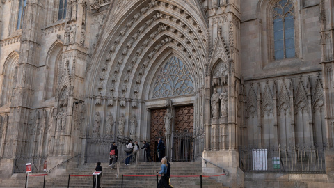 Varias personas delante de la fachada de la Catedral de Barcelona, a 19 de diciembre de 2024, en Barcelona.