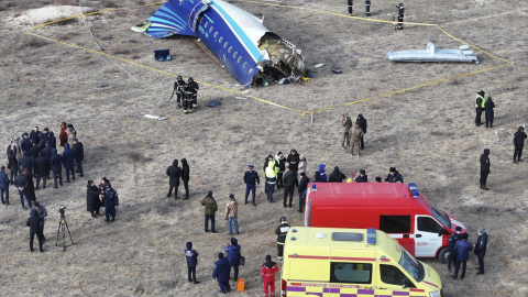 Integrantes de los cuerpos de emergencias trabajan en el lugar donde se estrelló un avión de pasajeros este miércoles, cerca de Aktau (Kazajistán).