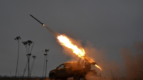 Miembros de la unidad de artillería del batallón de fusileros especiales de la policía de la región de Zaporizhia disparan cohetes (MLRS) hacia las tropas rusas.