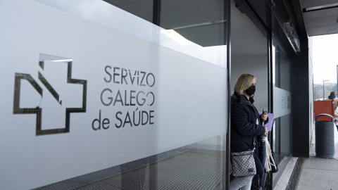 Una mujer sale con mascarilla del Hospital Álvaro Cunqueiro de Vigo (Pontevedra).