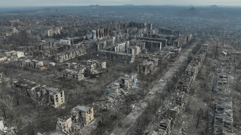 Vista aérea desde un dron que muestra los edificios dañados y destruidos por los ataques militares rusos en la ciudad de Toretsk, región de Donetsk.