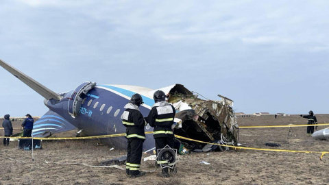 Miembros de los servicios de emergencias trabajan en el rescate de pasajeros de un avión que se estrelló cuando cubría la ruta entre la capital azerbaiyana, Bakú, y la ciudad rusa de Grozni, este miércoles. Al menos 28 personas ha sobrevido, informaron fuentes locales. EFE/ Emergencias de Kazajistán