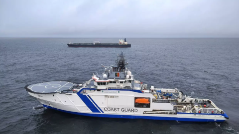 Esta fotografía difundida por la Guardia Fronteriza finlandesa el 26 de diciembre de 2024 muestra el barco Turva de la Guardia Fronteriza finlandesa (al frente) y el petrolero Eagle S en el mar cerca de Porkkalanniemi.