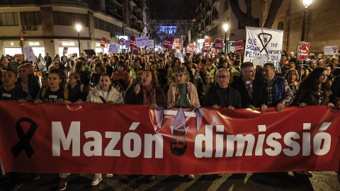 Cientos de personas durante una manifestación contra el presidente de la Generalitat Valenciana, Carlos Mazón, en el centro de Valencia