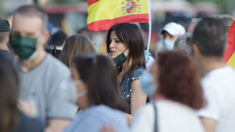 La publicista Cristina Seguí durante una concentración contra la gestión de Pedro Sánchez y Pablo Iglesias en la pandemia en el Paseo de la Alameda de Valencia (España) el 18 de mayo de 2020.