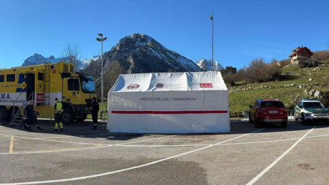 Imagen del puesto avanzado montado en Sotre, en los Picos de Europa, durante la búsqueda del montañero leonés, a 26 de diciembre de 2024.