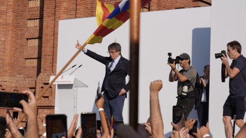 El expresidente de la Generalitat de Catalunya, Carles Puigdemont llega para intervenir en un acto de bienvenida organizado por entidades independentistas en el paseo Lluís Companys, a 8 de agosto de 2024, en Barcelona