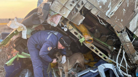 Cuerpos de rescate en el lugar del accidente de avión en Aktau, a 26 de diciembre de 2024.