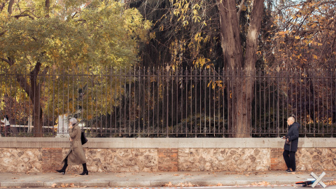 Dos personas ancianas caminando en Madrid.