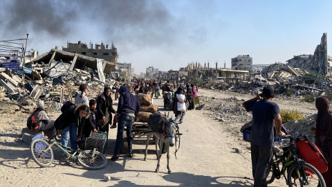 Palestinos desplazados llevan sus pertenencias mientras huyen de Beit Hanoun, en el norte de Gaza, hacia zonas más seguras en medio de la escalada de ataques israelíes en una imagen de archivo.