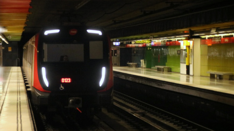 Un metro arriba a l'estació de Bellvitge, a la línia 1.