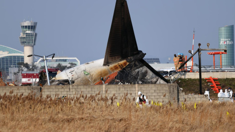 Imagen del accidente del avión de Jeju Air en el aeropuerto de Muan, en Corea del Sur.