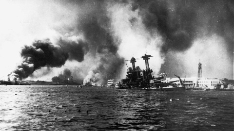 Imagen del hundimiento del USS California durante los ataques de Pearl Harbor del 7 de diciembre de 1941