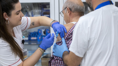 Un hombre se vacuna durante la campaña de vacunación contra la gripe, en un centro de salud, a 14 de octubre de 2024.