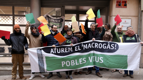 Representants d'entitats opositores a la central de biogàs projectada a la Sentiu de Sió mostren les al·legacions que han presentat als serveis territorials de Territori a Lleida.