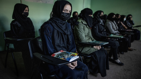 Foto de archivo de mujeres afganas durante una clase.