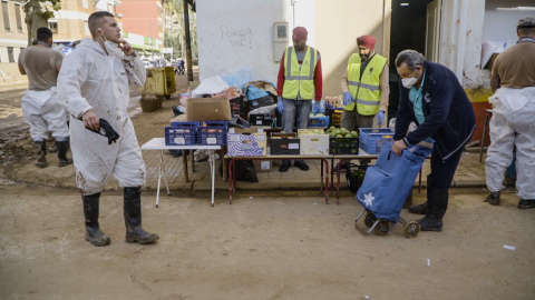 Voluntarios durante la DANA de València.