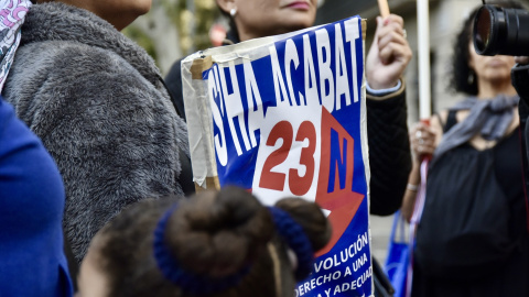 Varias personas con un cartel durante la última manifestación por el derecho a la vivienda en Barcelona, en una foto de archivo.