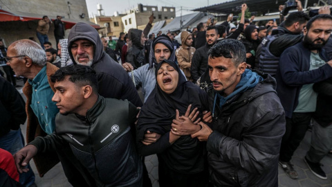 Funeral de los periodistas palestinos muertos en un ataque aéreo israelí nocturno en el campo de refugiados de Al Nuseirat, Franja de Gaza, el pasado 26 de diciembre de 2024.