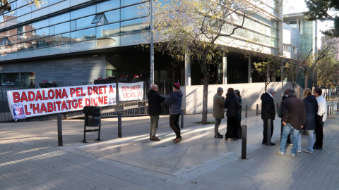 Diverses persones es concentren davant les oficines de l'Ajuntament de Badalona per reclamar un habitatge digne per als afectats pel tancament de l'alberg de Can Bofí