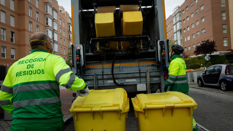 Dos operarios de recogida de residuos, a 16 de abril de 2024.