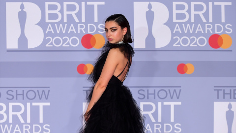 La cantante Charli XCX en los premios Brit Awards de 2020.