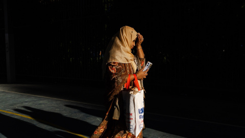 Una mujer durante la Fiesta del Cordero en el Parque Casino de la Reina, a 16 de junio de 2024, en Madrid (España). Imagen de archivo.