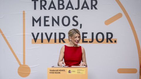 (Foto de ARCHIVO)La vicepresidenta segunda y ministra de Trabajo y Economía Social, Yolanda Díaz, firma el acuerdo para la reducción de la jornada laboral, en el Ministerio de Trabajo y Economía Social, a 20 de diciembre de 2024, en Madrid (España). La ministra ha firmado con CCOO y UGT el acuerdo para la reducción de la jornada laboral hasta las 37,5 horas semanales, sin merma salarial, poniendo fin a una negociación que se inició hace 11 meses. Díaz, cuyo Ministerio choca por los plazos para la aplicación del acuerdo con el de Economía, dirigido por Carlos Cuerpo, quiere que todos los trabajadores cuenten a 31 de diciembre de 2025 con la reducción.A. Pérez Meca / Europa Press20 DICIEMBRE 2024;REDUCCIÓN;JORNADA;EMPLEO;HORAS;TRABAJO20/12/2024