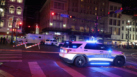 Vehículos de la Policía en el lugar donde se llevó a cabo un atentado de Año Nuevo, este miércoles en Nueva Orleans (Estados Unidos).