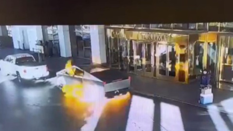 Captura de vídeo de la explosión del Cybertruck de Tesla frente al Trump Hotel en Las Vegas.