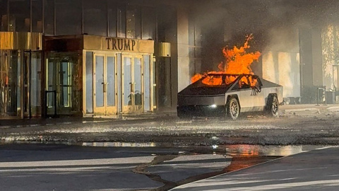 Las llamas se elevan desde un coche Tesla Cybertruck después de que explotara fuera del Trump International Hotel en Las Vegas, Nevada, EEUU, este 1 de enero de 2025.