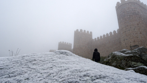 Imagen de archivo de la muralla de Ávila entre la niebla.