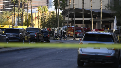 Agentes encargados de hacer cumplir la ley se encuentran detrás de una cinta amarilla cerca de la entrada de la Torre Trump en Las Vegas (EEUU), después de que un Tesla Cybertruck se incendiara y explotara allí.