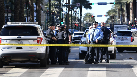 La Policía frente a la calle donde se produjo el atropello múltiple en Nueva Orleans (EEUU).