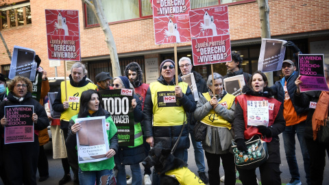 Imagen de archivo de varias personas durante una concentración para exigir más vivienda pública en alquiler, frente a la sede de la Agencia de la Vivienda Social (AVS) de la Comunidad de Madrid, (España).