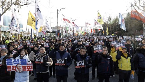 Protesta en la residencia del presidente surcoreano durante su intento de arresto, a 3 de enero de 2025.