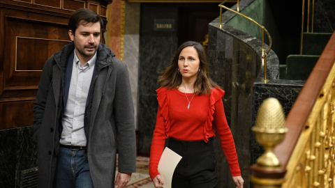 El portavoz de Podemos en el congreso, Javier Sánchez Serna, y la líder de Podemos, Ione Belarra, a su llegada a una sesión plenaria en el Congreso de los Diputados.