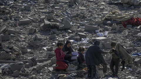 Imagen de los destrozos del campo de refugiados Al Maghazi, en la ciudad de Deir al-Balah, tras los intensos bombardeos israelíes de las últimas 24 horas.