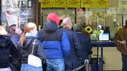 Varias personas hacen cola en la administración de Lotería Doña Manolita para comprar décimos para la Lotería del Niño 2025, a 26 de diciembre de 2024, en Madrid (España).