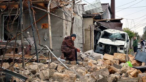 Una mujer sentada sobre las ruinas de una casa destruida por un ataque nocturno con drones rusos, en Odesa, en el sur de Ucrania, en una imagen de archivo.