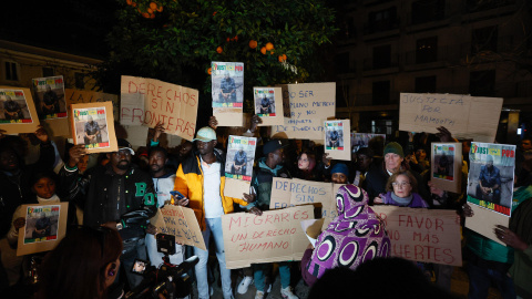 Un grupo de personas de la comunidad senegalesa de Sevilla concentrados por la muerte de un hombre fallecido, natural de Senegal, que vendía camisetas en las calles de la ciudad.