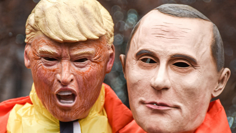 Dos máscaras de Trump y Putin en una manifestación por el 8 de marzo en 2020 en Dayton.