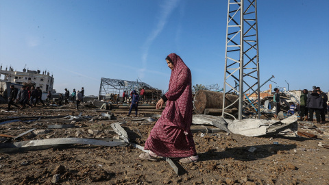 Una mujer palestina camina entre los escombros de una fábrica destruida por un ataque aéreo israelí en Deir al-Balah, el 3 de enero de 2025.