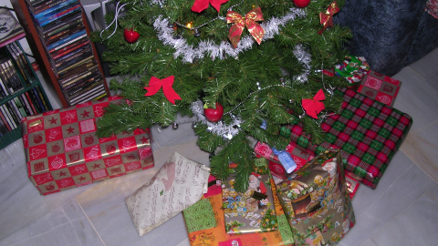 Regalos bajo el árbol de Navidad.