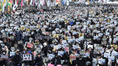 Manifestantes se reúnen durante una concentración para pedir la dimisión inmediata del presidente suspendido Yoon Suk Yeol en Seúl, Corea del Sur, 4 de enero de 2025