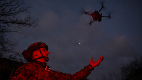 Un  agente policial ucraniano de la brigada 'Khyzhak' pone en marcha un dron, a 19 de diciembre de 2024, en la región de Donetsk.