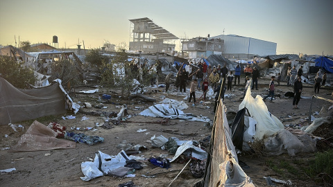 Palestinos observan el lugar de un ataque del ejército israelí en el área de Al-Mawasi, una zona humanitaria designada, en el centro de la Franja de Gaza en una imagen de archivo.