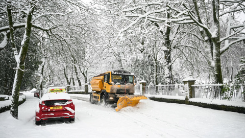 Un limpiador de nieve limpia las calles de Marsden, en el norte de Inglaterra, el 5 de enero de 2025.